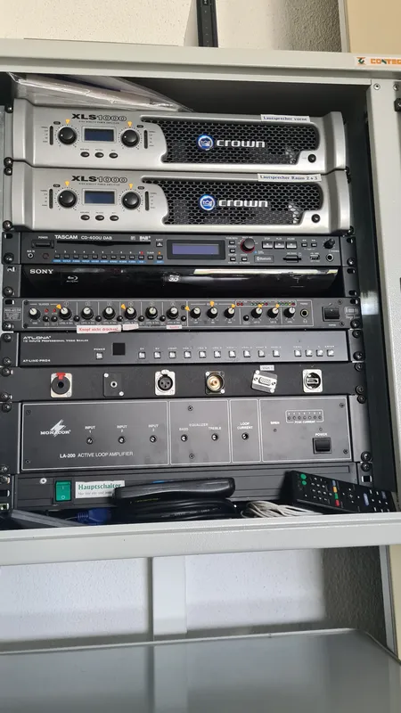 Rack mit Endstufen und Zuspielern für die Saalbeschallung